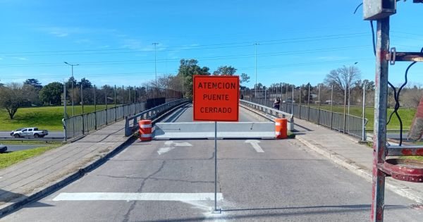 Vista ilustrativa de un puente sobre una autopista, con colectoras y barreras por tareas de mantenimiento.
